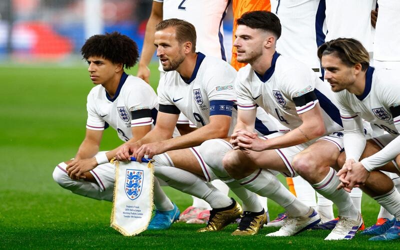 Hình ảnh ba con sư tử trên huy hiệu là nguồn gốc của biệt danh Three Lions hay Tam Sư