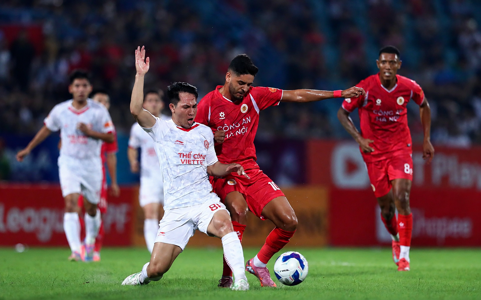 Tranh chấp quyết liệt tạo nên sức nóng đặc trưng của V.League 1