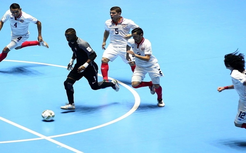 Futsal được thi đấu trên sân nhỏ với năm cầu thủ mỗi đội