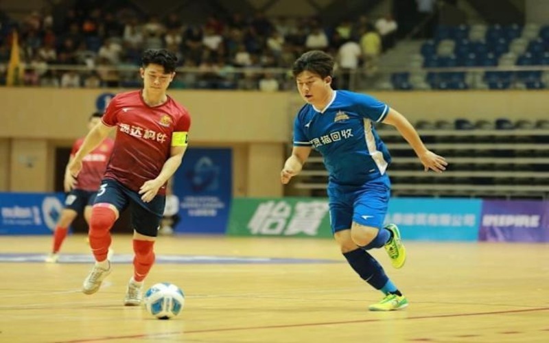 Cầu thủ futsal cần xử lý bóng nhanh trong phạm vi rất hẹp